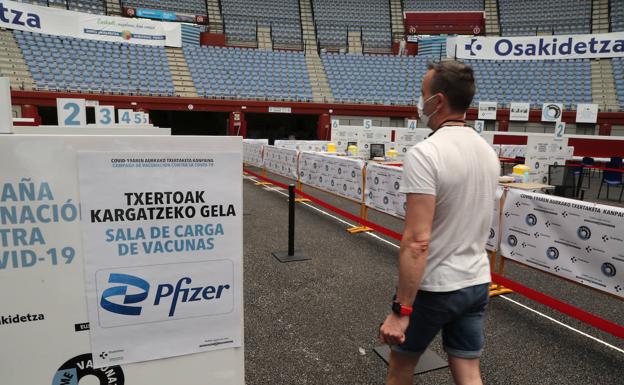 Osakidetza comenzará el jueves a citar para la segunda dosis de AstraZeneca a quienes han rechazado la de Pfizer