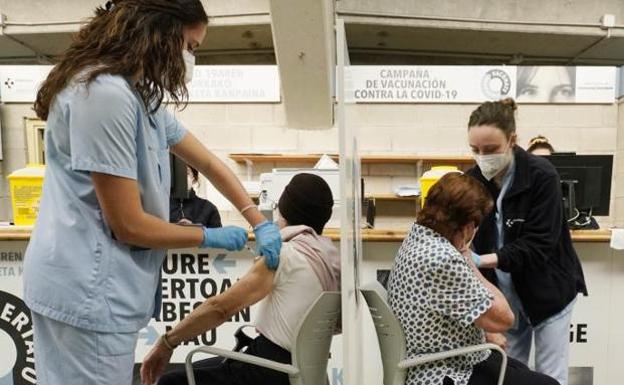 Euskadi abre la puerta a que la vacunación de los menores de 49 años arranque la semana que viene