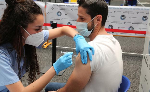 Los vascos de 49 años recibirán esta semana SMS para ser vacunados a partir del lunes