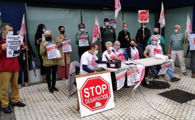 Inquilinos vulnerables de apartamentos dotacionales de Hernani e Intxaurrondo reclaman una vivienda de alquiler social