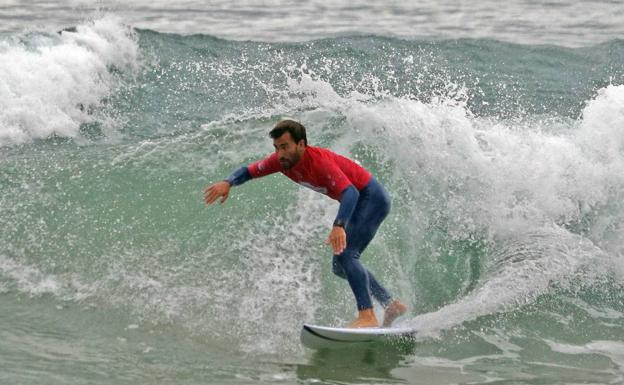 Aritz Aranburu sigue vivo en el Mundial de surf de El Salvador