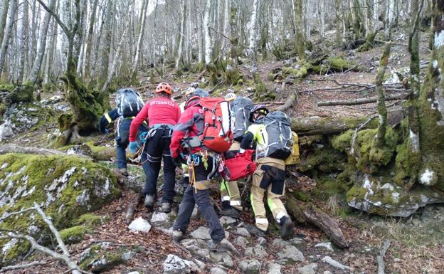 Rescatan a un motorista en el monte Untzeta tras romperse la clavícula