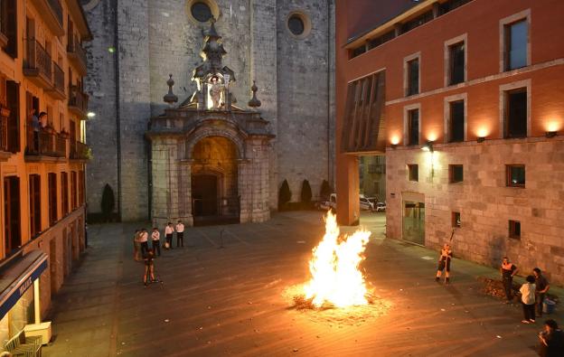 Actos simbólicos y visita a la hoguera para unos sanjuanes sin fiestas