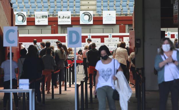 Preocupación por los casos de personas que rechazan la vacuna por irse de vacaciones