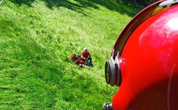 Un helicóptero de la Ertzaintza rescata a un montañero infartado en Berastegi