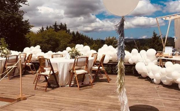 Globos blancos, castillo hinchable y piscina: la comunión del hijo de Kiko Rivera y Jessica Bueno en la exclusiva urbanización de La Bilbaína en Mungia
