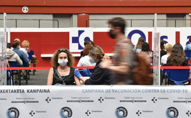 Las primeras inyecciones de vacunas a menores de 40 llegarán a finales de este mes