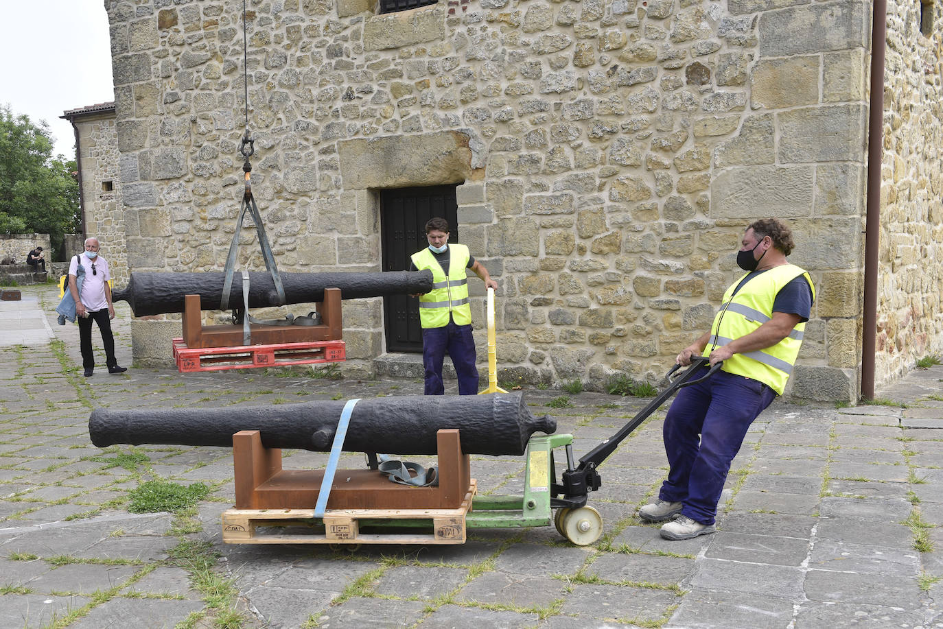 Los 10 cañones restaurados en San Telmo vuelven al castillo de Urgull