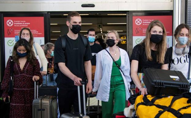 Casi 6.000 vascos tramitan el pasaporte Covid el primer día