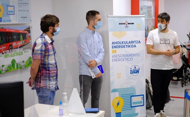 Nuño, Arroitajauregi y Olazabal en el espacio del SAC donde, bajo cita previa, atenderá el nuevo servicio de asesoramiento energético. / F. DE LA HERA