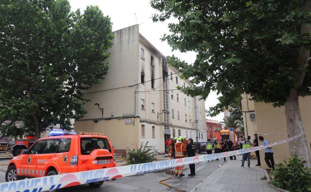 Un muerto y tres heridos de una misma familia por el incendio de un piso lleno de basura en Algemesí