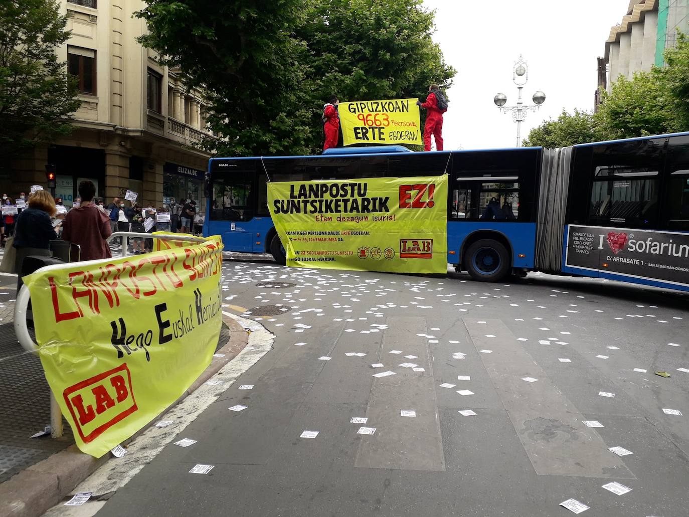 Bloquean la Avenida de la Libertad de Donostia para protestar por la precariedad laboral femenina