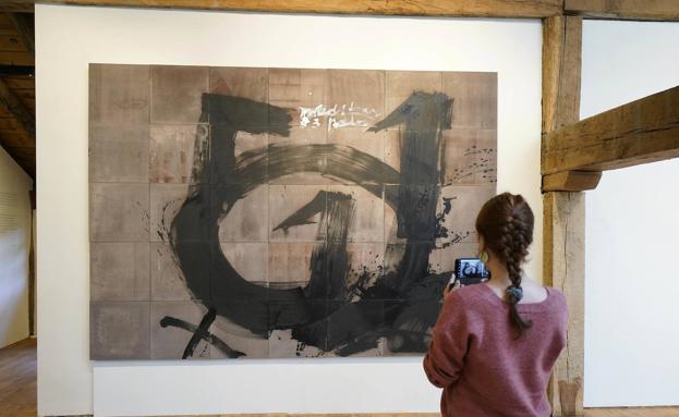 Tàpies y Chillida se reencuentran en el caserío Zabalaga