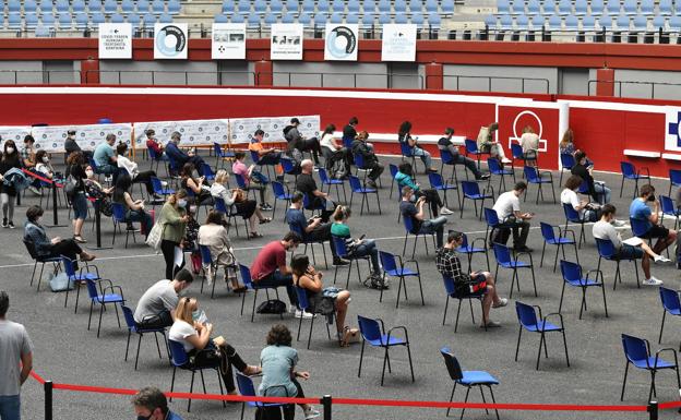 Osakidetza comienza a convocar para su vacunación a la población con 45 años y menos