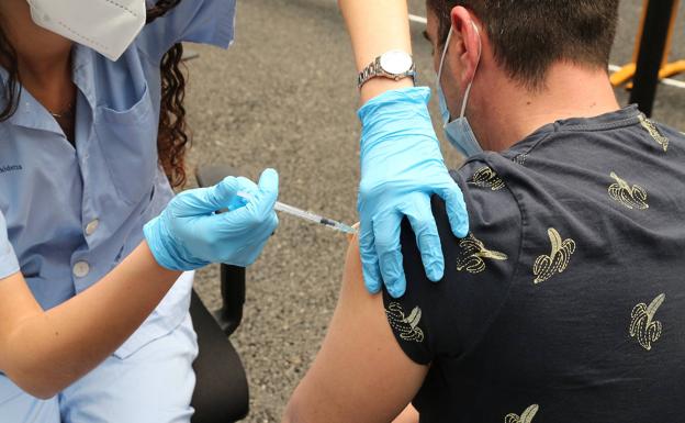 Seis de cada diez vascos de más de 50 años ya están inmunizados