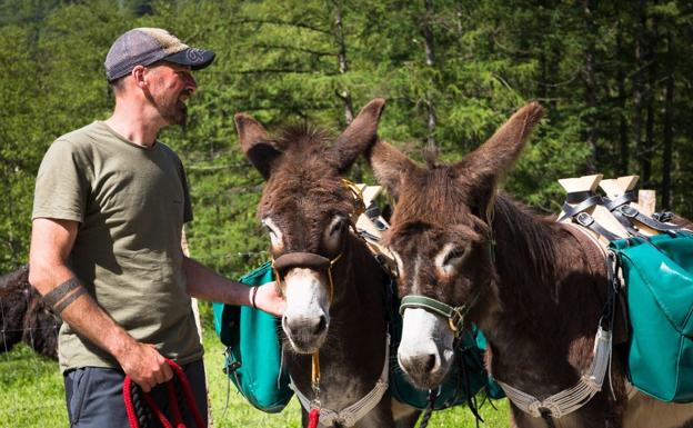 Llega el senderismo en burro en Gipuzkoa de la mano de Astotrek