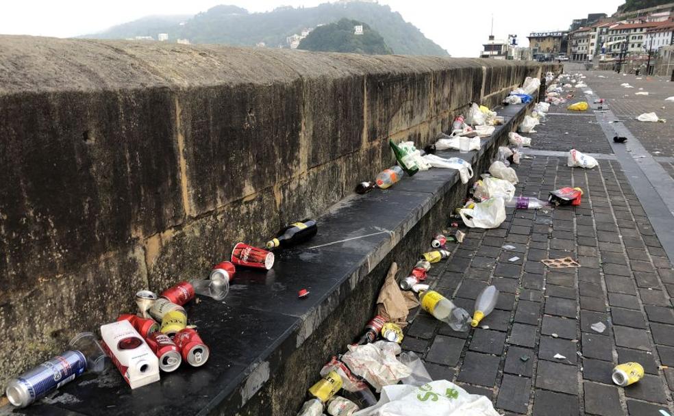 Los vecinos de San Sebastián protestan: «Estamos desesperados, hay peleas, mucho ruido, cristales rotos...»