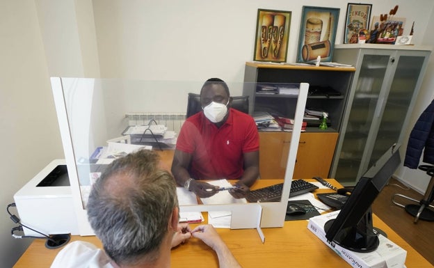 La dificultad para coger cita en Extranjería colapsa los servicios jurídicos de las ONG