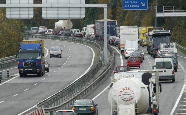 Los transportistas rechazan los peajes especiales a camiones en Bizkaia y piden abaratar los actuales para impulsar el uso de esas vías