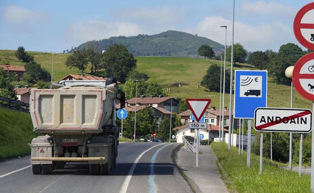 Los transportistas consideran que el anuncio de la Diputación llega «tarde» aunque es «bienvenido»