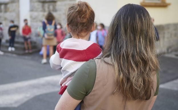 El 51% de las vascas destina 5 o más horas al cuidado de sus hijos menores, porcentaje que baja al 27% en los hombres