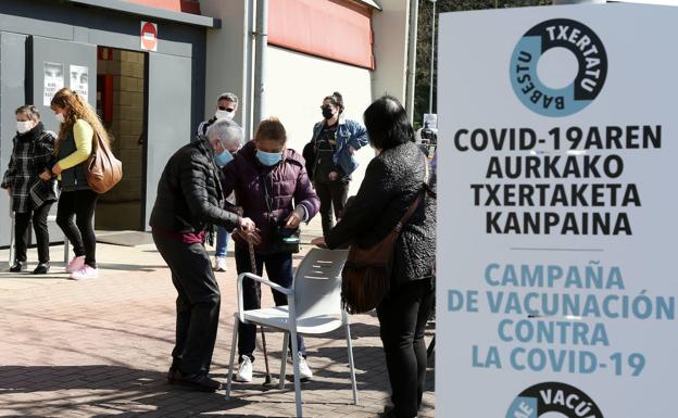 La tasa acumulada entre los vascos mayores de 65 años baja a los 40,46 casos gracias a la vacunación