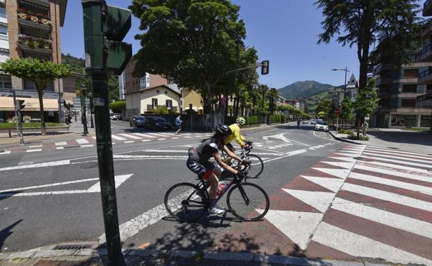 Nueva rotonda en el cruce entre el paseo San Francisco y Pedro de Tolosa