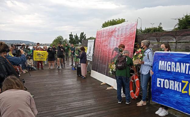 Decenas de personas rinden homenaje a Yaya, el migrante que murió cruzando el Bidasoa