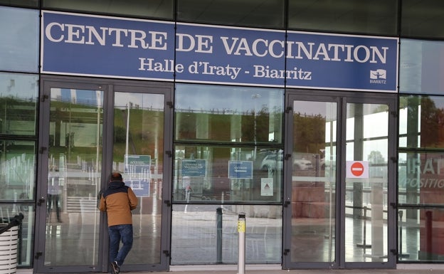 Francia cancela las vacunas ante la oleada de guipuzcoanos que había pedido cita