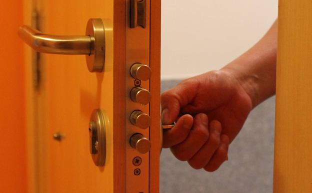 ¿Cómo prevenir los robos en domicilios durante el verano?