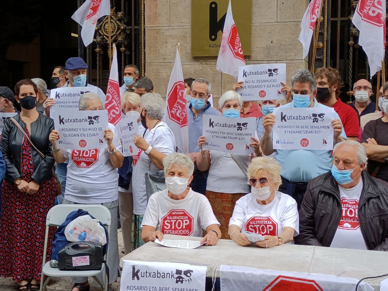 Stop Desahucios pide a Kutxabank que Rosario y su hijo no sean expulsados de su piso en Donostia