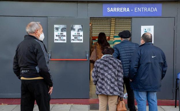 Los sexagenarios comienzan a completar su pauta de vacunación con la duda de la escasez de dosis