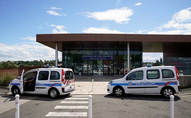 Francia impone «sin excepción» los requisitos para frenar el éxodo de vascos para la vacuna