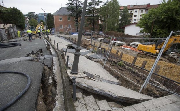 Cerrada la calle Artaleku por hundimiento parcial de acera y calzada