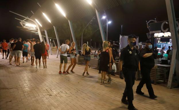 Salud investiga un brote de la variante india entre decenas de alumnos guipuzcoanos que viajaron a Palma de Mallorca