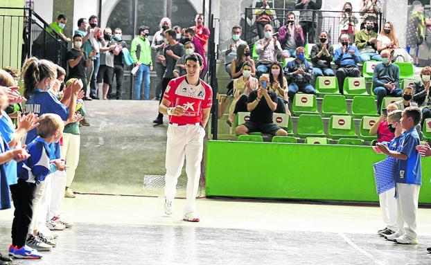 Una ovación con cinco días de retardo