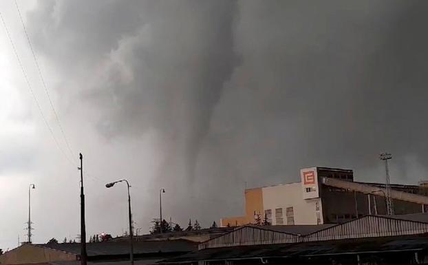 Un tornado deja tres muertos y arrasa casas en República Checa