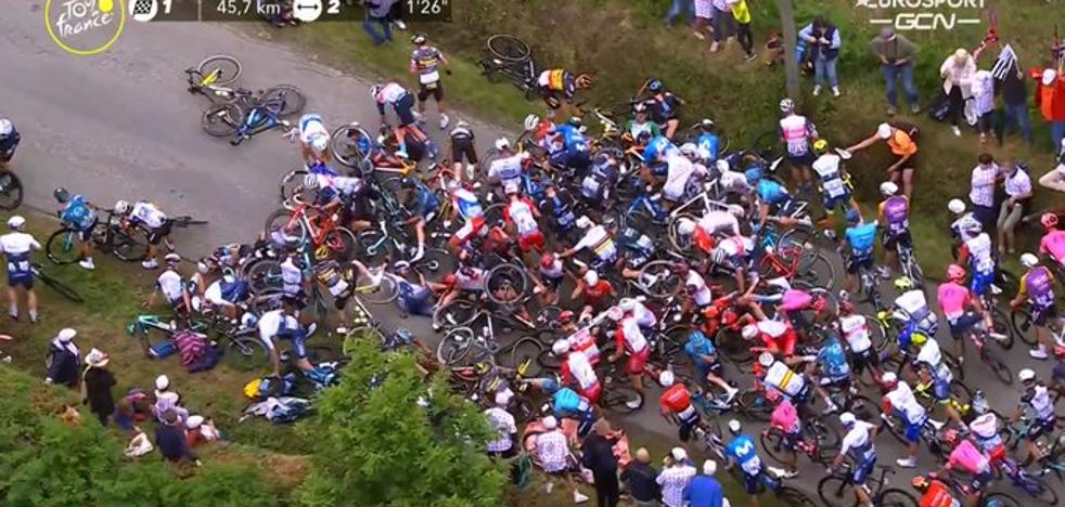 Massive crash on the first stage of the Tour de France ...