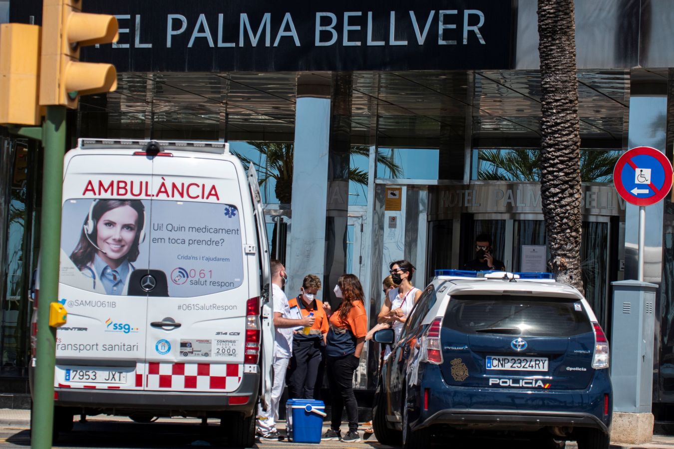 Trasladan a 78 jóvenes en Mallorca para realizarles pruebas PCR