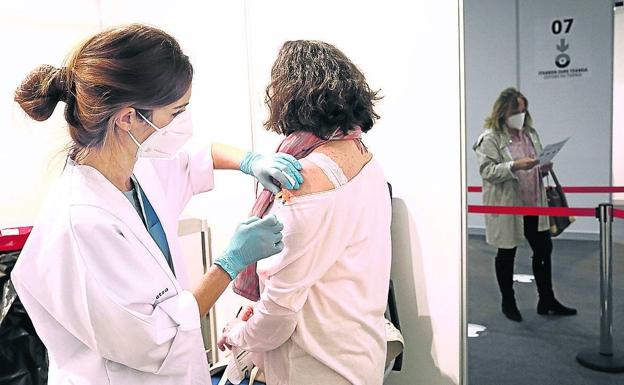 El LABI insiste en que no va a adelantar la segunda dosis a los sexagenarios