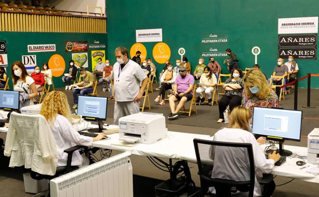 El 54% de los sexagenarios vascos ya ha completado la pauta de vacunación