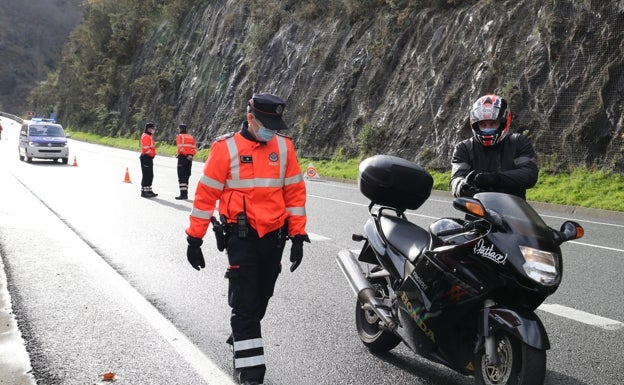 La Ertzaintza y la policía local reforzarán los controles a motocicletas este fin de semana