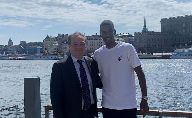 Isak renueva con la Real Sociedad hasta 2026