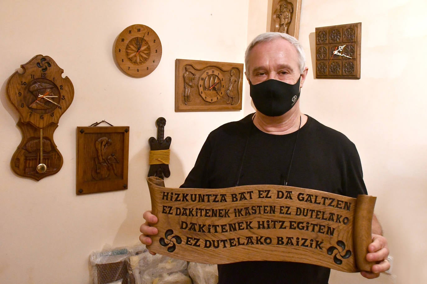 «Niri besteen lana ikustea gustatzen zait eta nirea erakustea. Horregatik ez ditut saltzen»