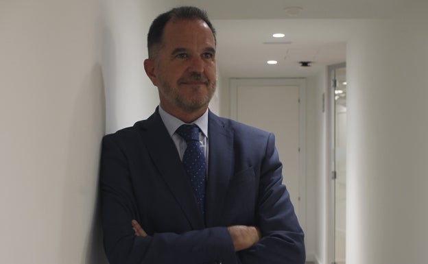 Carlos Iturgaiz: «El PNV siempre ha intentado llevarse muy bien con el PP nacional y puentear al vasco»