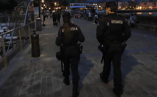 La Ertzaintza sanciona a cuatro jóvenes en Usurbil tras disolver un botellón