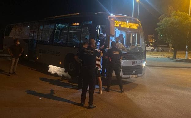 Confinados unos 60 pasajeros de un autobús en Murcia por una joven contagiada