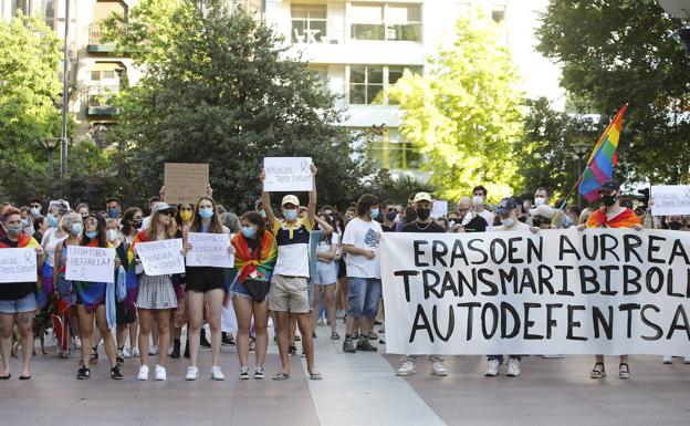 Una concentración en Donostia condena el asesinato homófobo a Samuel en A Coruña