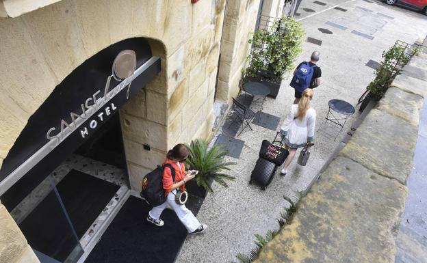 Los alojamientos de Gipuzkoa enfilan otro verano incierto, pero con más garantías que en 2020