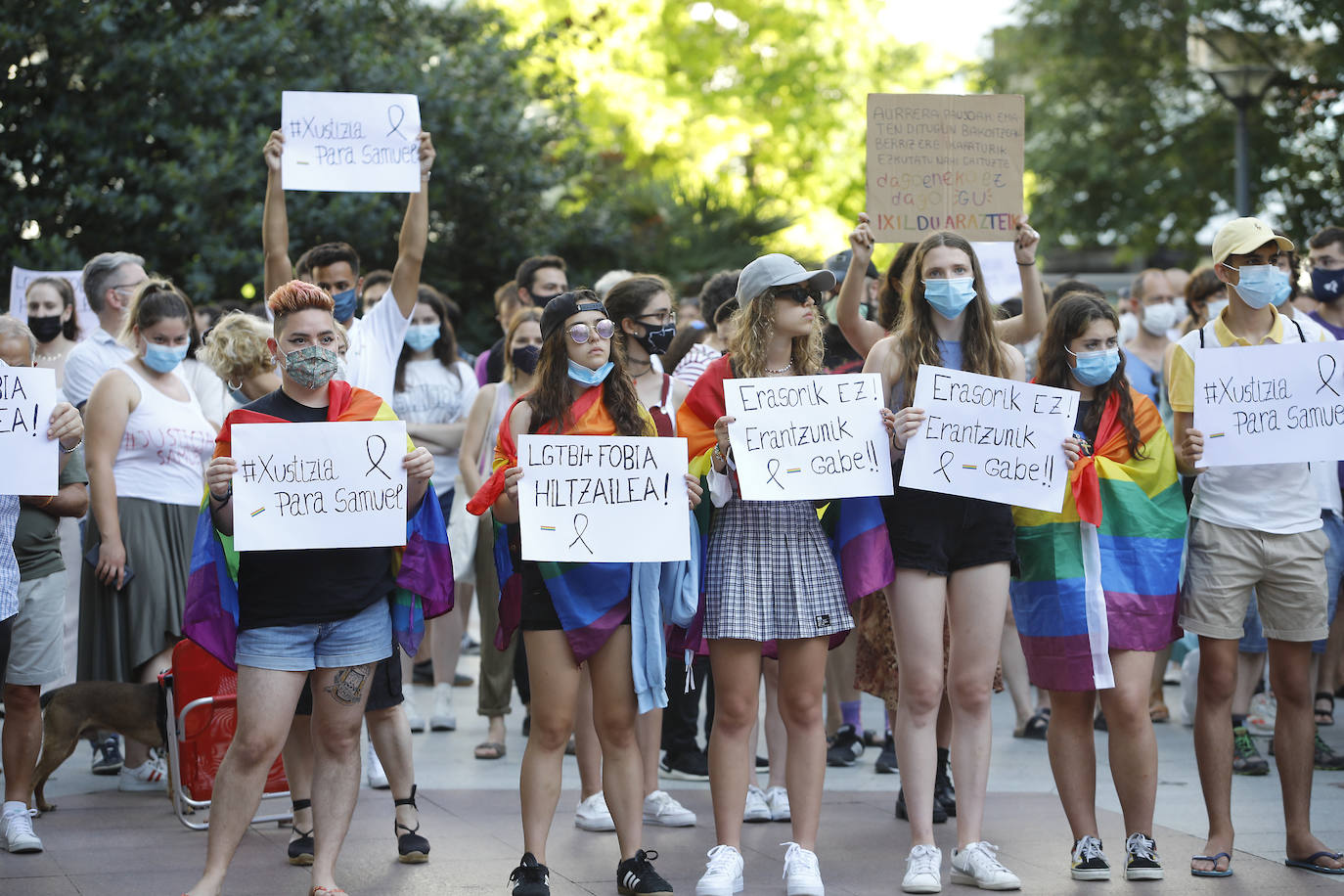 Una concentración en Donostia condena el asesinato homófobo a Samuel en A Coruña